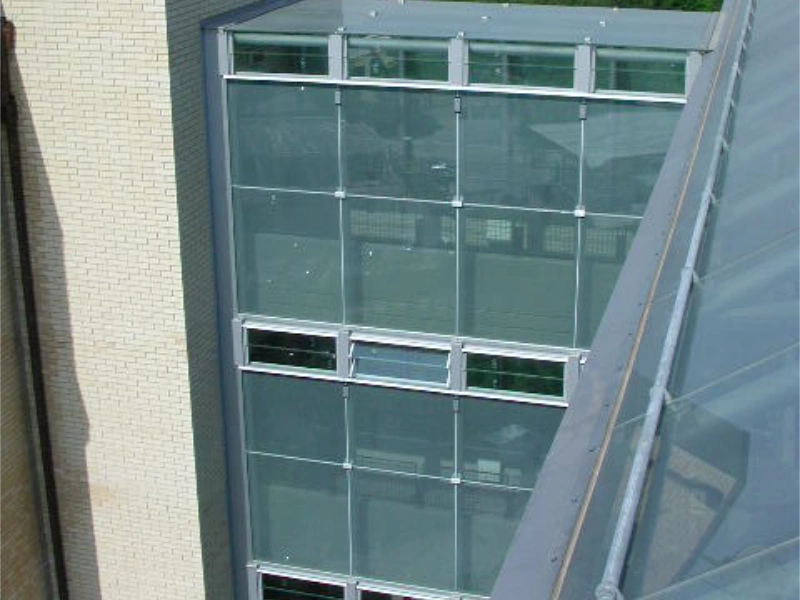 vetrate-in-uglass-per-edifici-commerciali-aziendali-e-showroom