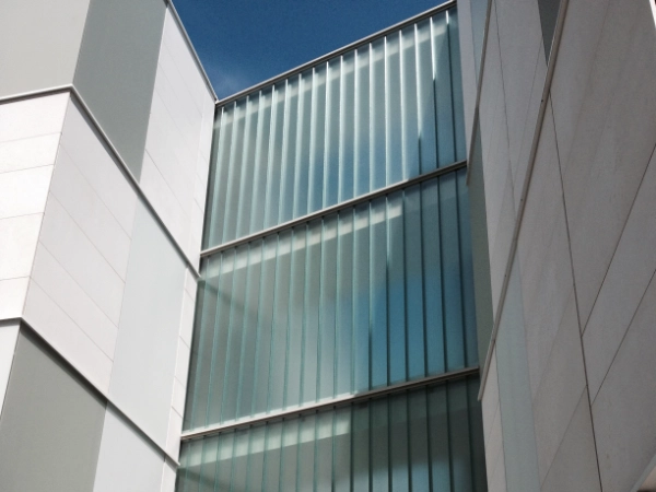 edificio-commerciale-con-facciate-in-vetro-temperato