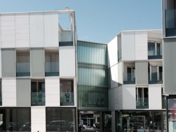 progetto-di-un-edificio-bianco-residenziale-con-facciata-ventilata