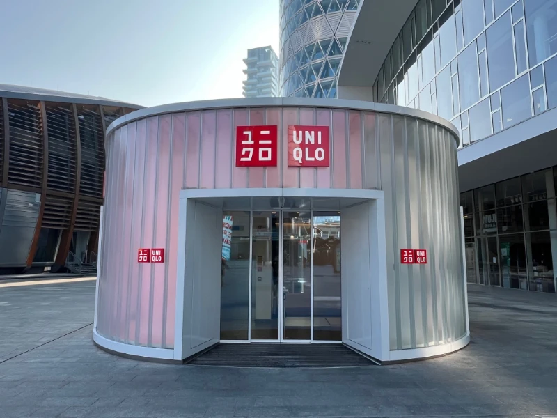 realizzazione-di-una-bussola-in-u-glass-per-store-uniqlo